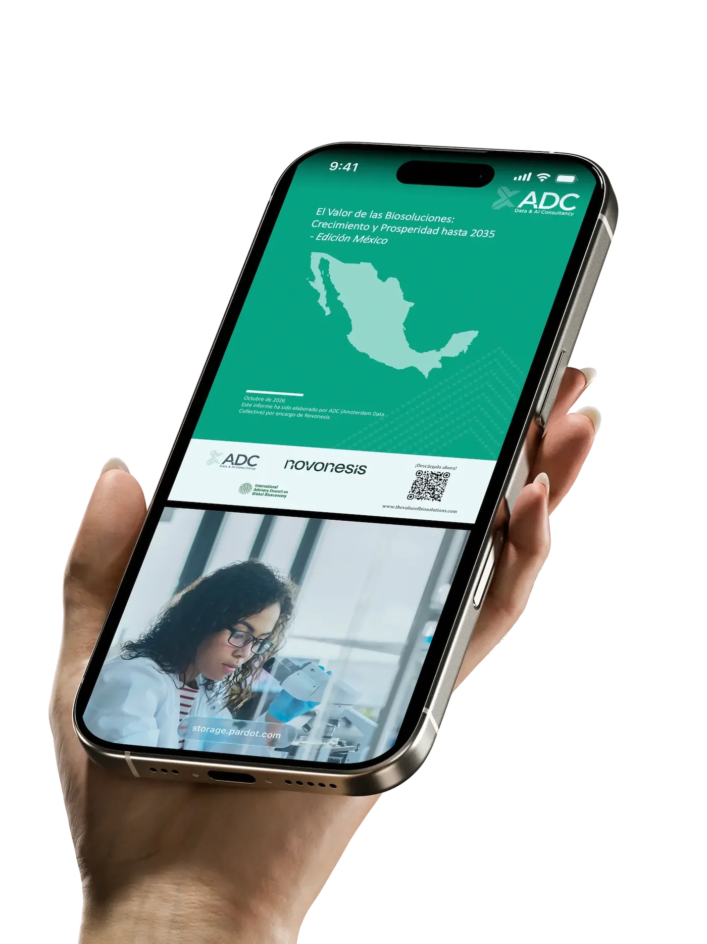 Mano sosteniendo un teléfono que muestra la edición México del informe El valor de las biosoluciones y una persona investigadora utilizando un microscopio